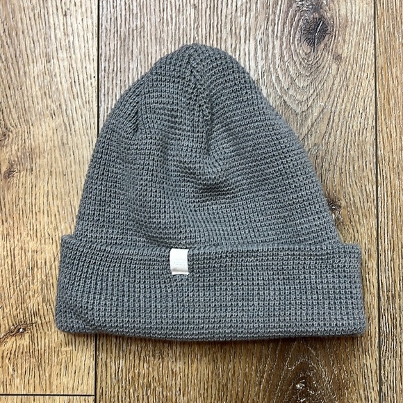 Vuori Accessories - Vuori Alpine Waffle Beanie in Gray